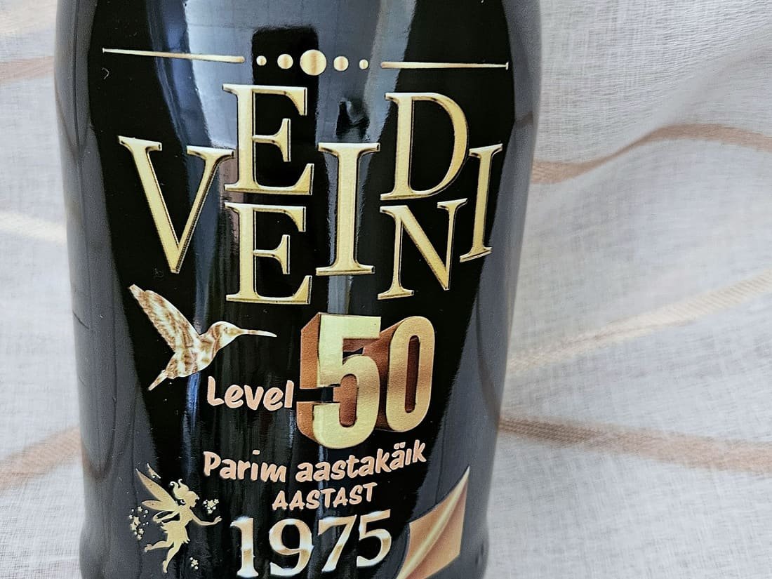 Tumma viinipullo kultaisella UV-tulostetulla syntymäpäiväkuviolla